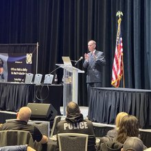 Ο Κρις Μαντέλ μιλά σε αστυνομικούς