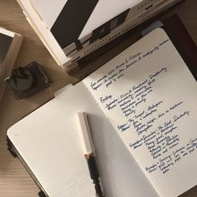 Η βασική πρόταση της τάσης είναι σχεδόν προκλητική: οι ενήλικες θα έπρεπε να ξαναδώσουν στον εαυτό τους «εργασίες για το σπίτι» / SHUTTERSTOCK