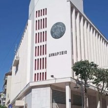 Αδιανόητο περιστατικό στο Αγρίνιο: Άνδρας μπούκαρε στο δημαρχείο, επιτέθηκε στον δήμαρχο και δάγκωσε υπάλληλο 