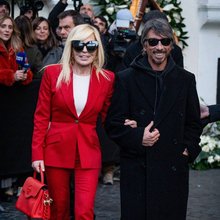 Η Donatella Versace τιμά τον Valentino με ένα εντυπωσιακό κόκκινο ταγέρ