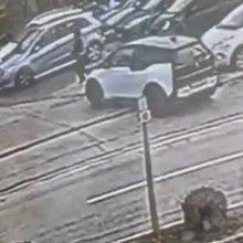 Βριλήσσια: Βίντεο-ντοκουμέντο από τη στιγμή που οδηγός παρασέρνει μία υπάλληλο των ΕΛΤΑ 