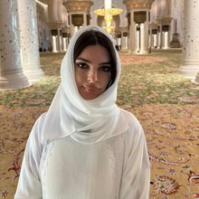 Η Έμιλι Ραταϊκόφσκι με χιτζάμπ σε τζαμί 