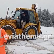 Επιχείρηση διάσωσης δύο εγκλωβισμένων σε ΙΧ που είχε κολλήσει στον πάγο στην Εύβοια