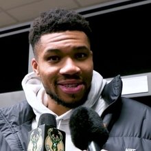 Ο Γιάννης Αντετοκούνμπο, μιλώντας στους δημοσιογράφους