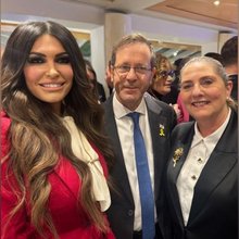 Η Αμερικανίδα πρέσβης Κίμπερλι Γκίλφοϊλ με τον Ισραηλινό πρόεδρο Ισαάκ Χέρτζογκ στο Νταβός