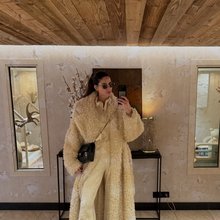 Η Ηλιάνα Παπαγεωργίου με UGG μποτάκια και το πανωφόρι που είναι το trend του φετινού χειμώνα