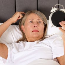 Γυναίκα γύρω στα 60 προβληματίζεται για την ώρα που ξύπνησε