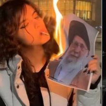 Γυναίκες στο Ιράν ανάβουν τσιγάρο από τη φλόγα φλεγόμενων φωτογραφιών του αγιατολάχ Αλί Χαμενεΐ