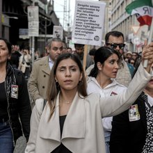 H Κοφσάρ Εφτεκχαρί τυφλώθηκε στο δεξί μάτι από πυρά στη διάρκεια διαδήλωσης στο Ιράν