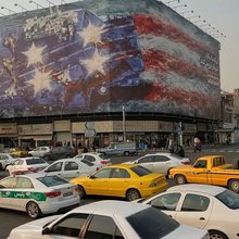 Η γιγαντοαφίσα στην κεντρική πλατεία της πρωτεύουσας του Ιράν 