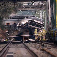 Διασώστες στον τόπο του σιδηδρομικού δυστυχήματος κοντά στην Βαρκελώνη της Ισπανίας