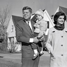 Ο Τζον Κένεντι με τη σύζυγο του Τζάκι και την κόρη του Καρολάιν