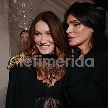 Η Σήλια Κριθαριώτη με την Κάρλα Μπρούνι  στο σόου της σχεδιάστριας