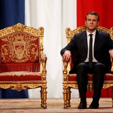 Ο τίτλος δεν αφήνει περιθώρια παρερμηνειών: η σύγκριση του Γάλλου προέδρου με τον Ρωμαίο αυτοκράτορα Νέρωνα λειτουργεί ως κεντρικός αφηγηματικός άξονας / AP