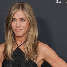 Μια age-positive προσέγγιση στο γκριζάρισμα, που η Jennifer Aniston έχει αρχίσει πρόσφατα να υιοθετεί / GETTY