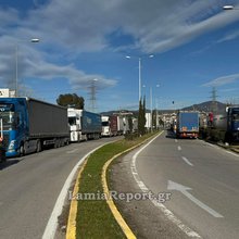 Εκατοντάδες νταλίκες και φορτηγά παρκαρισμένα στην είσοδο της Λαμίας λόγω μπλόκου στον Μπράλο