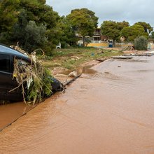 Λασπόνερα παντού στη Βάρη από το σαρωτικό πέρασμα της κακοκαιρίας