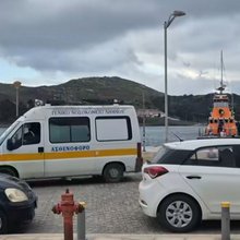 Η μεταφορά της σορού του 20χρονου στο νοσοκομείο Λήμνου