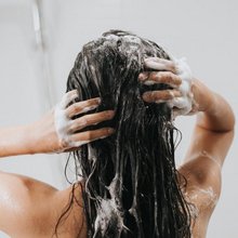 Γυναίκα που λούζεται  