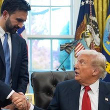 Ο πρόεδρος των ΗΠΑ Ντόναλντ Τραμπ με τον δήμαρχο της Νέας Υόρκης, Ζοχράν Μαμντάνι