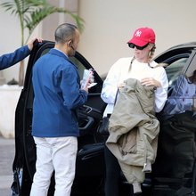 Η Μάργκοτ Ρόμπι φόρεσε πρώτη τα sneakers που γίνονται τάση το 2026