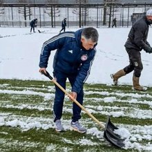 Ο Μεντιλίμπαρ πήρε το φτυάρι και καθάριζε το χιόνι στο προπονητικό κέντρο 