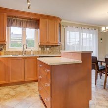 Η πορτοκαλί κουζίνα πριν την ανακαίνιση