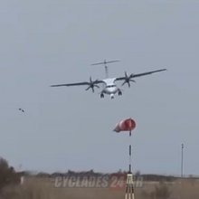 Εντυπωσιακή προσγείωση ελικοφόρου αεροπλάνου στο αεροδρόμιο της Νάξου