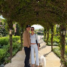 Ο Μπρούκλιν Μπέκαμ με τη Νίκολα Πελτζ και το σκύλο τους