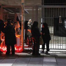 Οπαδοί του ΠΑΟΚ έξω από τη Τούμπα αφήνουν λουλούδια