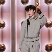 Ο Όουεν Κούπερ στις φετινές Χρυσές Σφαίρες κρατώντας το βραβείο του 