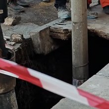 Παγκράτι: Ανοιξε τρύπα στο έδαφος, «ρούφηξε» κολώνα