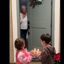 Έκαναν έκπληξη στη γειτόνισσά τους με μια τούρτα για τα 80α της γενέθλια