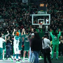 Οι παίκτες του Παναθηναϊκού AKTOR μπροστά στον κόσμο της ομάδας