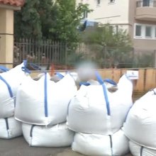 Μεγάλα τσουβάλια με άμμο έξω από πολυκατοικίες που βρίσκονται στο ρέμα Πικροδάφνης