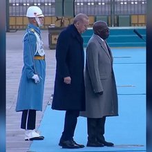 Άτυχη στιγμή για τον πρόεδρο της Νιγηρίας: Έπεσε κατά την διάρκεια υποδοχής του από τον Ερντογάν