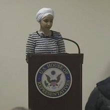 Άνδρας ψέκασε με άγνωστη ουσία τη βουλευτή των Δημοκρατικών Ιλχάν Ομάρ