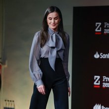 Η βασίλισσα Λετίθια εντυπωσιάζει στα βραβεία Zenda με palazzo παντελόνι και ημιδιάφανη μπλούζα