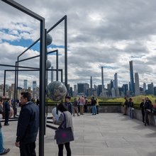 Κόσμος στην ταράτσα του Metropolitan Museum of Art στη Νέα Υόρκη απολαμβάνει τη θέα στον ορίζοντα της πόλης