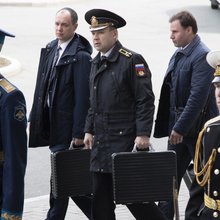 Ρώσοι αξιωματικοί μεταφέρουν χαρτοφύλακες που φαίνεται να περιέχουν κωδικούς εκτόξευσης πυρηνικών όπλων