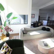 Πώς ένα μικρό σαλόνι μπορεί να δείχνει μεγαλύτερο και πιο φωτεινό, σύμφωνα με interior designers