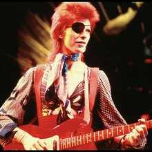 Ο Μπόουι δεν ήταν απλώς ένας μεγάλος καλλιτέχνης που πέθανε. Ο Μπόουι λειτουργούσε σαν μετασχηματιστής υψηλής τάσης / REX