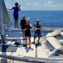 Ο Alan Wood, η σύζυγός του Irenka Wood και τα παιδιά τους, Rowan, Darroch και Yewan, άφησαν πίσω τους τη σταθερότητα της στεριάς και διέσχισαν τον κόσμο με ένα ιστιοπλοϊκό μήκους 16 μέτρων / FACEBOOK