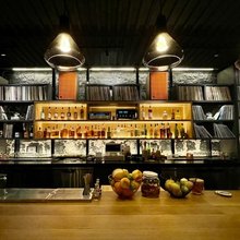 Εκεί όπου οι θαμώνες πίνουν καφέ ή κοκτέιλ και αφήνονται στη μουσική, χωρίς την πίεση της συνεχούς κοινωνικής αλληλεπίδρασης / SHUTTERSTOCK.