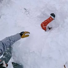 Η στιγμή της διάσωσης σκιέρ που είχε παγιδευτεί κάτω από το χιόνι 