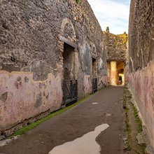 Το σοκάκι ανάμεσα στα δύο θέατρα της Πομπηίας όπου βρέθηκαν τα γκράφιτι