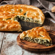 Σπανακόπιτα με χωριάτικο φύλλο και φέτα / Φωτογραφία: Shutterstock