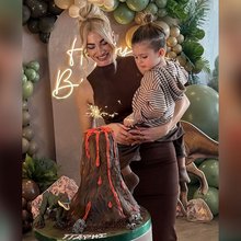 Η Ιωάννα Τούνη με τον γιο της αγκαλιά