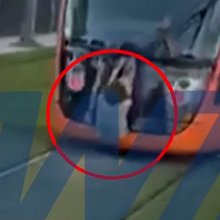 Ανήλικοι κρέμονται από το πίσω μέρος συρμού τραμ