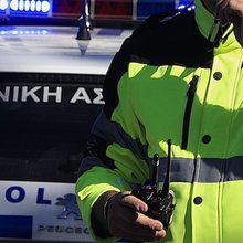 Τροχονόμος μπροστά από περιπολικό